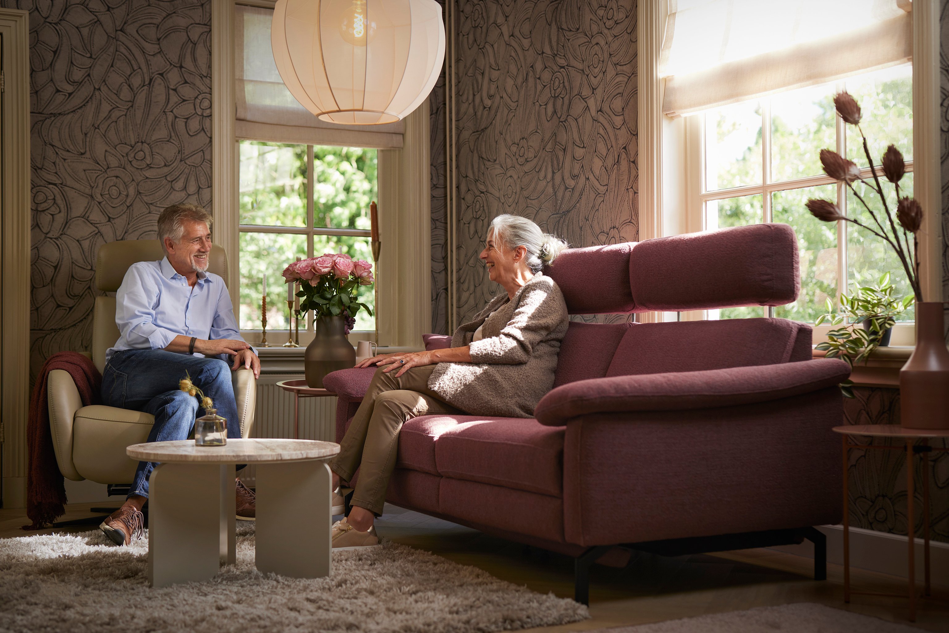 Meneer en mevrouw zitten in woonkamer op Velderhof meubels